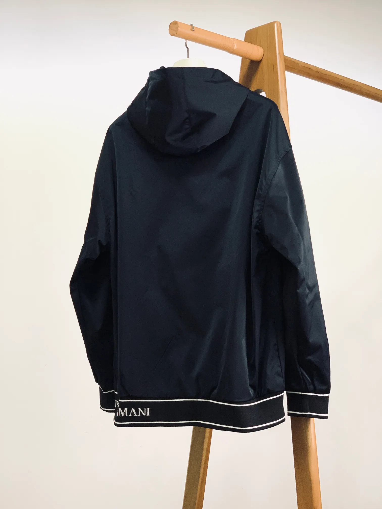 Em Porio Armani Armani Casual Hooded Jacket Windbreaker Jacket 🧥, the upper body becomes slimmer and whiter in seconds, the handle is perfect, and hardware accessories are provided for decoration. Suitable for both business, commuting and leisure, you can be satisfied with various daily outfits. The upper body is full of style and full of high-end sense! Pockets are designed on both sides of the body, making these designs more convenient and practical! Premium custom hardware engraved zipper pull accessories and Classic triangle logo decoration on the chest increase the overall sense of layering, making a simple jacket instantly rich! ! It keeps you warm and adds layering to your outfit. It has a great effect on the upper body. Two colors are recommended………………………………………………………………… ❥∙Size: M-3XL